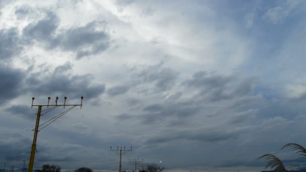 Самолёт приземляется на малой высоте в облачный день — стоковое видео