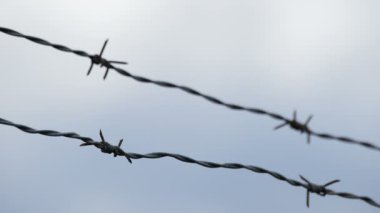 Tel çit cezaevine bulutlu gün