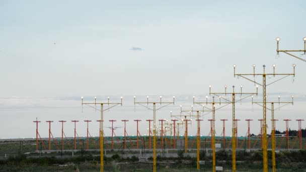 Avion décollant de la piste de l'aéroport au coucher du soleil — Video