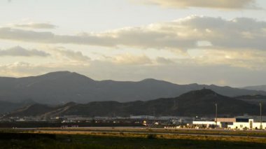Gün batımında çekmeden önce bir Havaalanı pist çalışan uçak