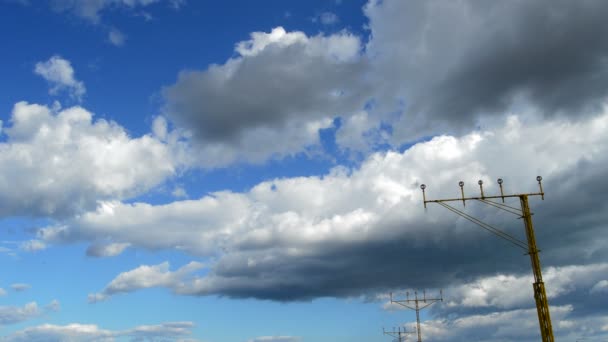 Flugzeug hebt bei bewölktem Himmel vom Flughafen ab — Stockvideo