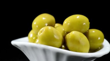Siyah arka plan üzerine gyrating yeşil zeytin meyve