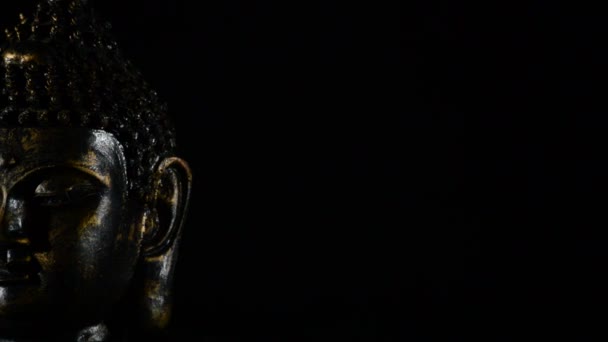 Bouddha visage buste visage, figure bouddhiste, tournant à fond noir avec de la fumée 