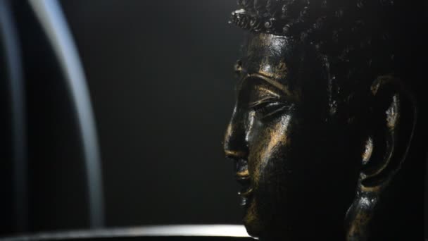 Buddha faccia busto viso, figura buddista, ruotando su sfondo nero con il fumo — Video Stock