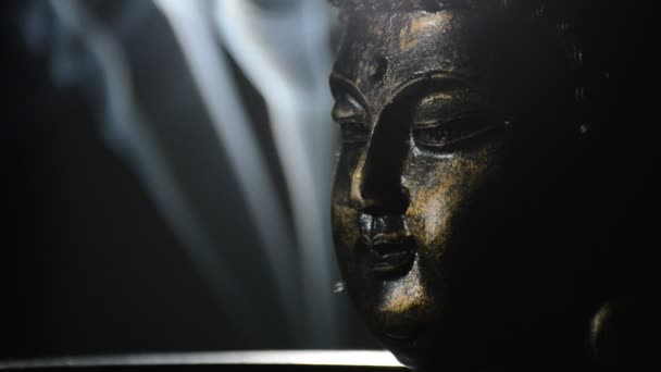 Buddha ansikte byst, figur buddhist, roterande på svart bakgrund med rök — Stockvideo