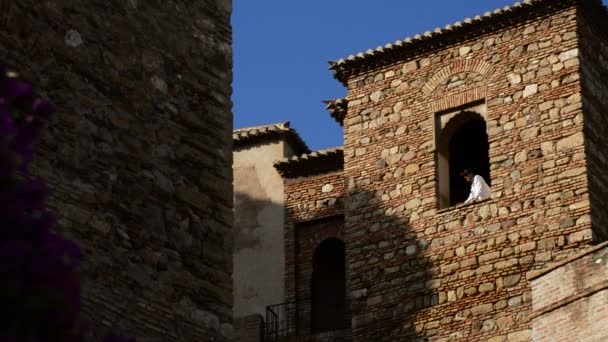 Turista en ventana de fortaleza morisca o nazarí — Vídeo de stock