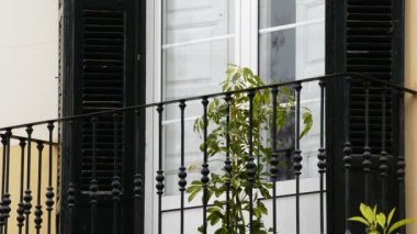 Büyük bir ev, tipik balkon