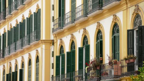 Balcones y terrazas típicas de la zona donde nació el pintor Picasso en Málaga España — Vídeos de Stock