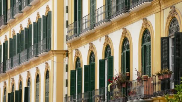 Balconi casa aperta dove il pittore è nato e cresciuto Picasso con un cartello con il nome della piazza, Plaza de la Merced, a Malaga, Spagna — Video Stock