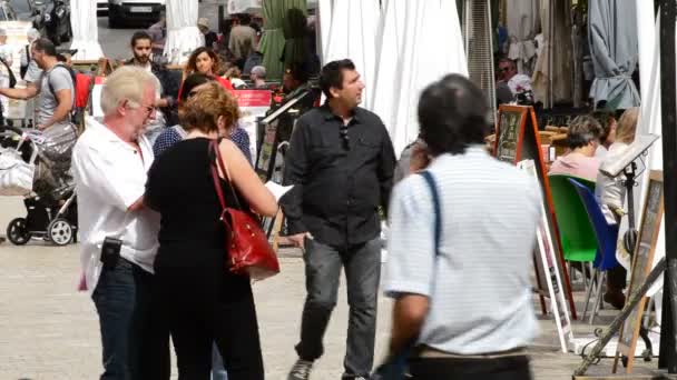 Turistas caminando una mañana soleada en Málaga, España — Vídeos de Stock