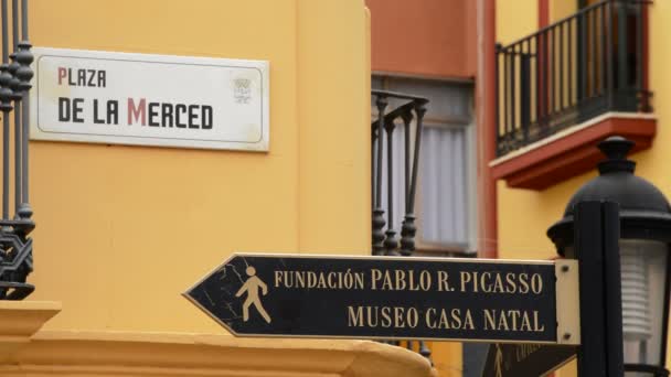 Znak z nazwą ulicy lub placu gdzie urodził się i wychował Picasso — Wideo stockowe