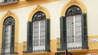 Balkon açık nerede ressam doğdu ve Picasso kare, Plaza de la Merced, Malaga, İspanya adını taşıyan bir tabela ile büyüdü ev