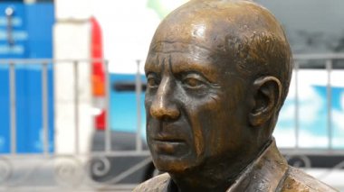 İspanyol ressam Pablo Ruiz Picasso Malaga, İspanya bir parkta yüzlü büstü