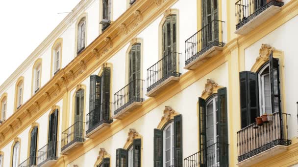 Balcones y terrazas típicas de la zona donde nació el pintor Picasso en la plaza La Merced, Málaga España — Vídeos de Stock