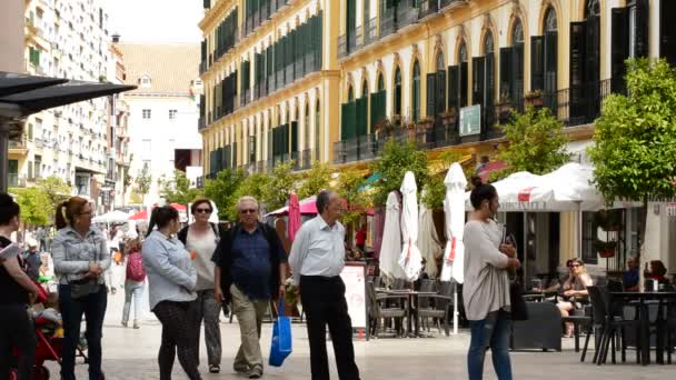 Personas caminando y esperando el autobús en la plaza La Merced, típica calle de Málaga, España — Vídeos de Stock