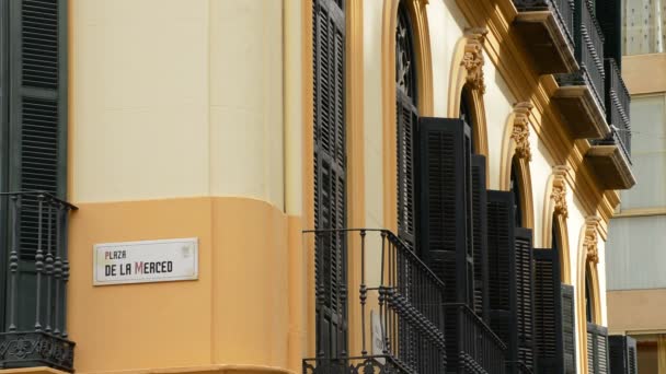 Offene Balkone und Schilder mit dem Namen der Straße oder des Platzes, auf dem der Maler Picasso geboren und aufgewachsen ist, Plaza de la Mered, Malaga, Andalusien, Spanien — Stockvideo