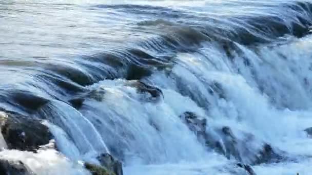 Agua río de montaña corriendo en cascada al atardecer — Vídeos de Stock