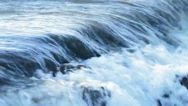 해질녘 캐스케이드에서 실행 물 산 강 — 비디오