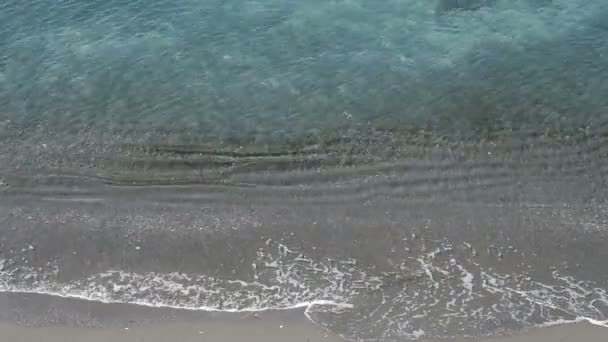 Onde di acqua cristallina che arrivano da una spiaggia tropicale dall'alto — Video Stock