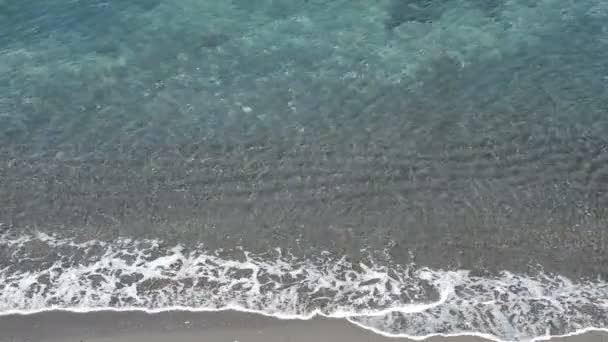 Olas de agua cristalina que llegan a una playa tropical — Vídeo de stock