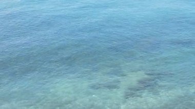 Tropikal bir plaj turkuaz ve kristal suları