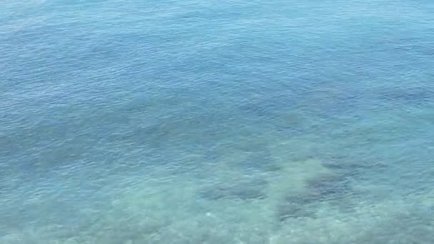 Turquoise en kristalheldere wateren van een tropisch strand — Stockvideo