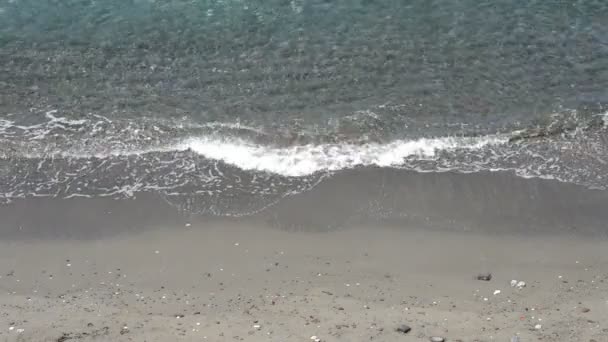 Onde di acqua cristallina che arrivano da una spiaggia tropicale dall'alto — Video Stock