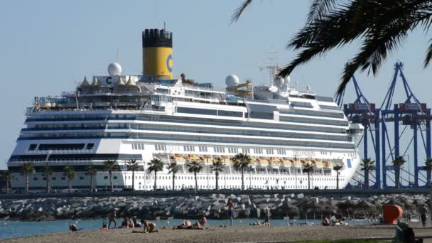 Cruiseschip te vertrekken aangemeerd in de haven — Stockvideo