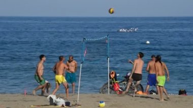 Plaj Voleybolu Plaj bir yaz öğleden sonra oynayanlar