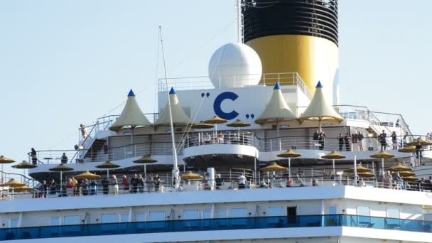 Convés traseiro em um navio de cruzeiro com passageiros se afastando . — Vídeo de Stock