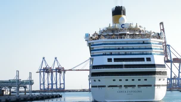Atrás de um grande navio de cruzeiro que sai do porto de Málaga, Espanha — Vídeo de Stock