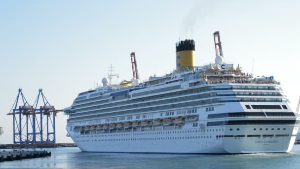 Grandes pasajeros de cruceros saliendo del puerto al atardecer — Vídeos de Stock