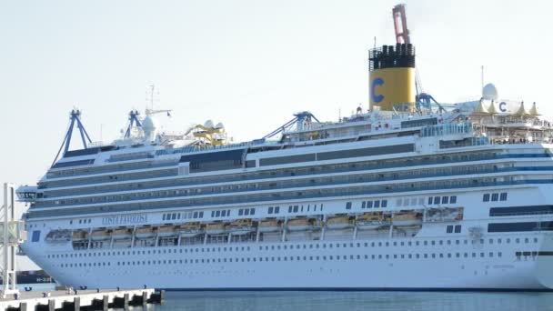 Rejs statkiem Świetne pasażerów opuszczających port po zachodzie słońca, Malaga, Hiszpania — Wideo stockowe