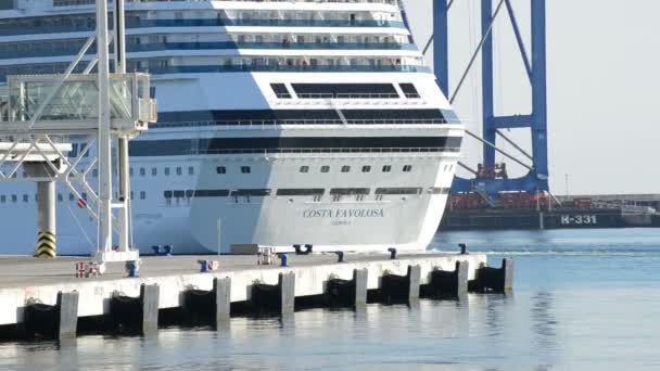 Trasera de un gran crucero que sale del puerto de Málaga, España — Vídeos de Stock