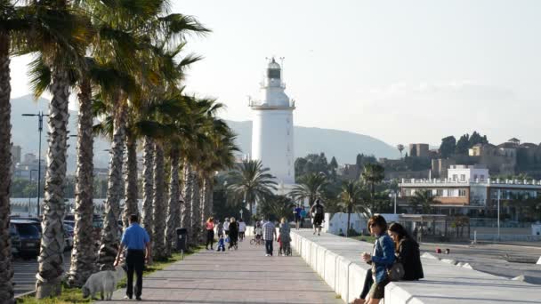 Faro marittimo e persone che camminano al tramonto — Video Stock