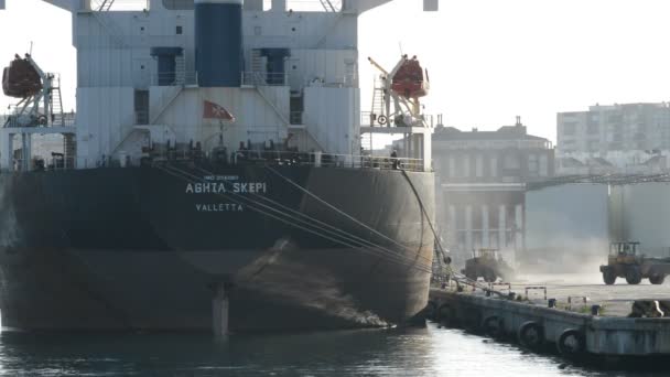 Navio industrial atracado no porto do cais enquanto tratores trabalhando — Vídeo de Stock