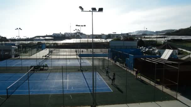 Pistas o campos de atletismo con gente jugando tenis — Vídeos de Stock