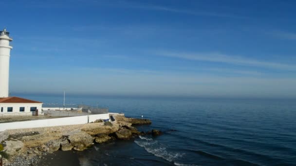 Faro mediterráneo típico en un día soleado — Vídeos de Stock