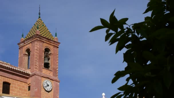 Typische Spaanse klokkentoren in kerk — Stockvideo