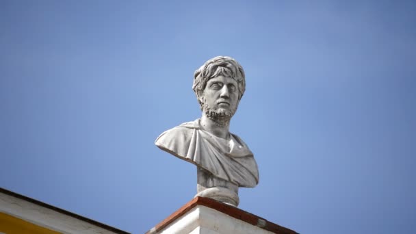 Busto clásico griego o figura con fondo de cielo azul en el extranjero — Vídeo de stock