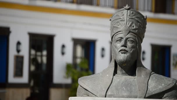 Árabe caudillo Almanzor busto na aldeia andaluza — Vídeo de Stock