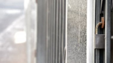 Dükkan kapalı kapılar veya sokakta geçen iş adamları