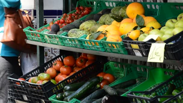 Πώληση φρούτων, κατάστημα ή αγορά φρούτων και λαχανικών στο δρόμο — Αρχείο Βίντεο