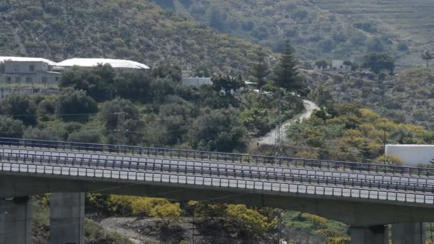 Tráfico por carretera o carretera Paisaje mediterráneo andaluz — Vídeos de Stock