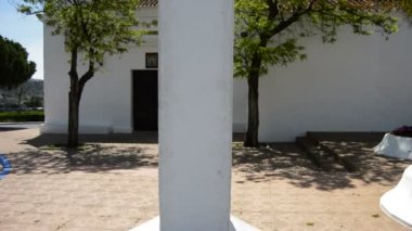 Beyaz badanalı çapraz bir Endülüs manastır kapıda
