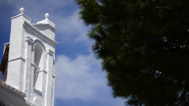 Detail zvonu v typické andaluské církevní stavby — Stock video