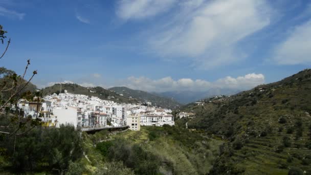 Vista general del típico pueblo andaluz rodeado de montañas — Vídeos de Stock