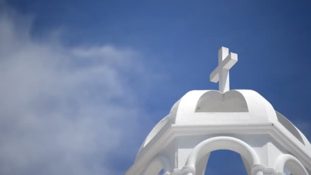 Dettaglio di cupola o cupola di una tipica chiesa andalusa imbiancata a calce con croce in cima — Video Stock