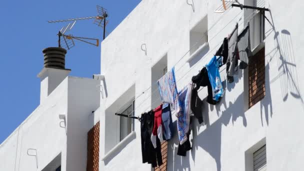 Roupas penduradas para secar fora de um bloco de apartamentos ou casas — Vídeo de Stock