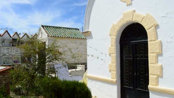 Vista general del cementerio típico del pueblo andaluz un día soleado — Vídeo de stock